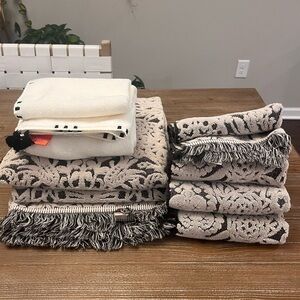 Opalhouse Black & Cream Towel Bundle - EUC